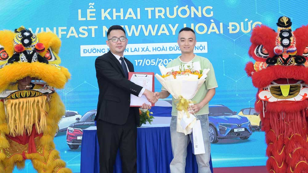 hop dong ban xe tai le khai truong vinfast newway hoai duc